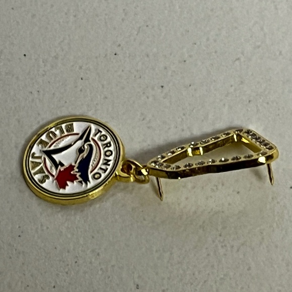 New Era Toronto Blue Jays Pin Brooch Baseball Hat Pins Streetwear Hats Gold - Picture 4 of 7